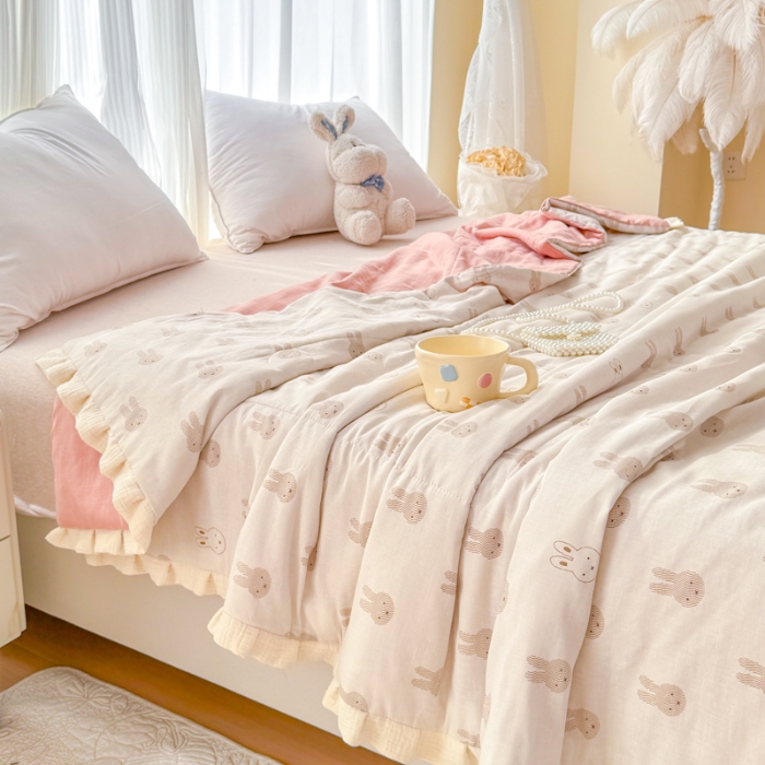 91家纺网 家纺一手货源 找家纺 2026高端法式韩版花边A类母婴级印花全棉双层纱单夏被子清新公主风荷叶边纯棉双层纱夏凉被空调被春秋被 兔宝宝