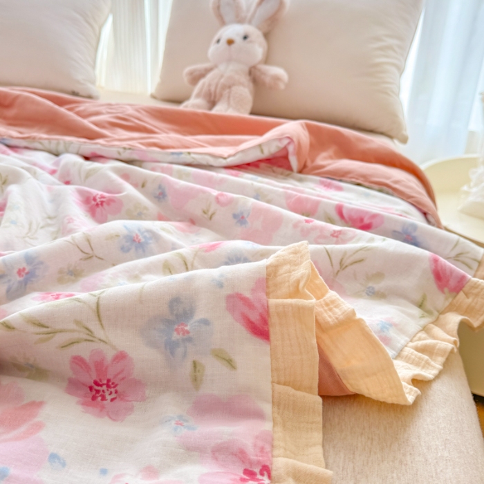 91家纺网 家纺一手货源 找家纺 2026高端法式韩版花边A类母婴级印花全棉双层纱单夏被子清新公主风荷叶边纯棉双层纱夏凉被空调被春秋被 春日颂