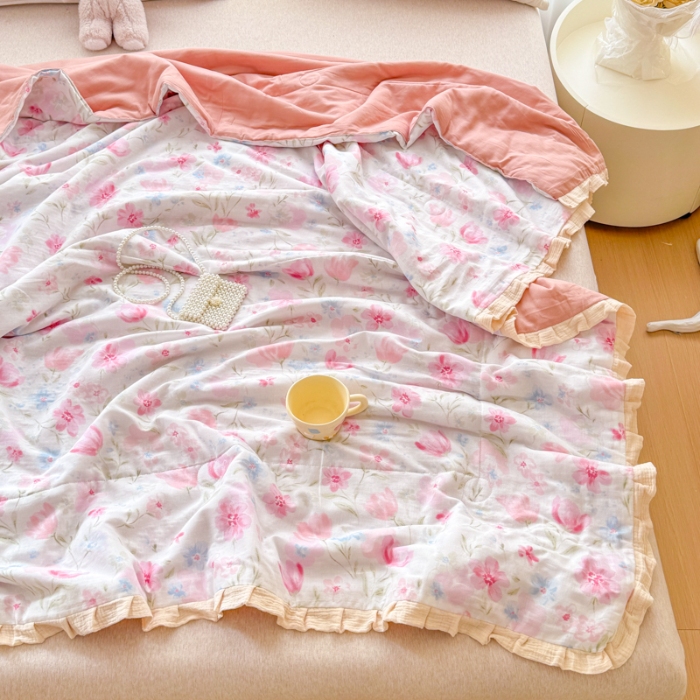 91家纺网 家纺一手货源 找家纺 2026高端法式韩版花边A类母婴级印花全棉双层纱单夏被子清新公主风荷叶边纯棉双层纱夏凉被空调被春秋被 春日颂