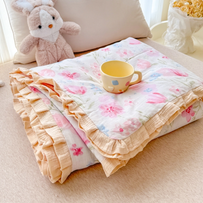 91家纺网 家纺一手货源 找家纺 2026高端法式韩版花边A类母婴级印花全棉双层纱单夏被子清新公主风荷叶边纯棉双层纱夏凉被空调被春秋被 春日颂