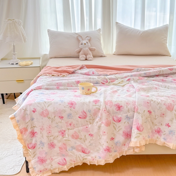 91家纺网 家纺一手货源 找家纺 2026高端法式韩版花边A类母婴级印花全棉双层纱单夏被子清新公主风荷叶边纯棉双层纱夏凉被空调被春秋被 春日颂