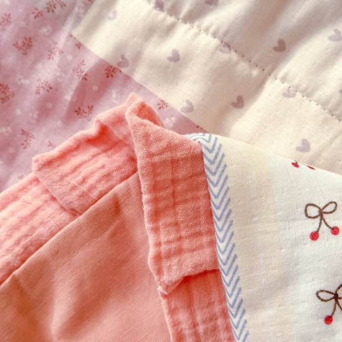 91家纺网 家纺一手货源 找家纺 2026高端法式韩版花边A类母婴级印花全棉双层纱单夏被子清新公主风荷叶边纯棉双层纱夏凉被空调被春秋被 草莓兔女孩