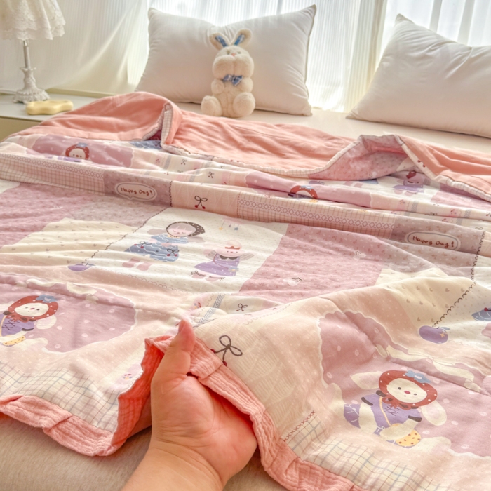91家纺网 家纺一手货源 找家纺 2026高端法式韩版花边A类母婴级印花全棉双层纱单夏被子清新公主风荷叶边纯棉双层纱夏凉被空调被春秋被 草莓兔女孩