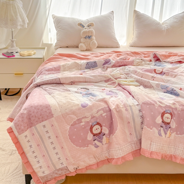 91家纺网 家纺一手货源 找家纺 2026高端法式韩版花边A类母婴级印花全棉双层纱单夏被子清新公主风荷叶边纯棉双层纱夏凉被空调被春秋被 草莓兔女孩