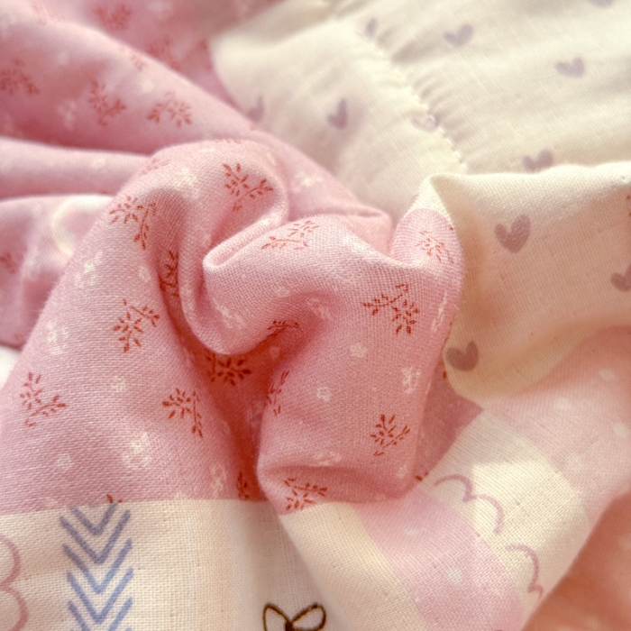 91家纺网 家纺一手货源 找家纺 2026高端法式韩版花边A类母婴级印花全棉双层纱单夏被子清新公主风荷叶边纯棉双层纱夏凉被空调被春秋被 草莓兔女孩