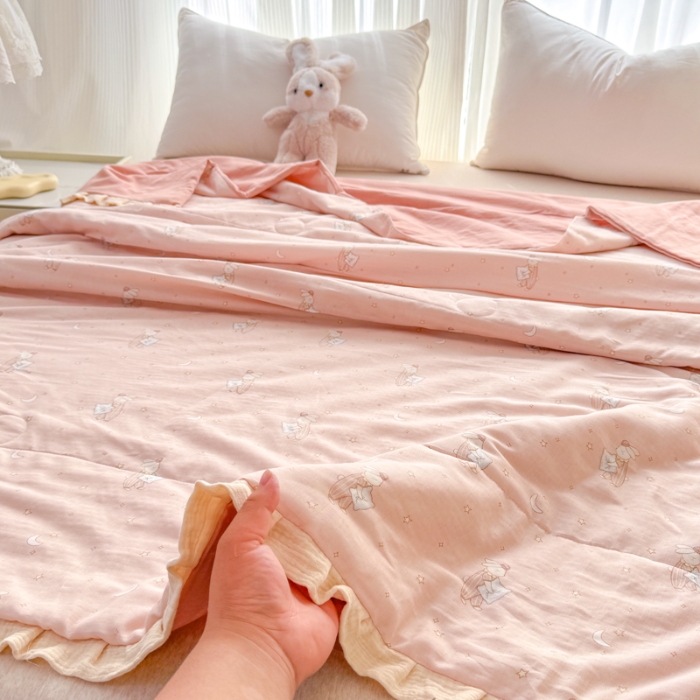 91家纺网 家纺一手货源 找家纺 2026高端法式韩版花边A类母婴级印花全棉双层纱单夏被子清新公主风荷叶边纯棉双层纱夏凉被空调被春秋被 兔兔晚安