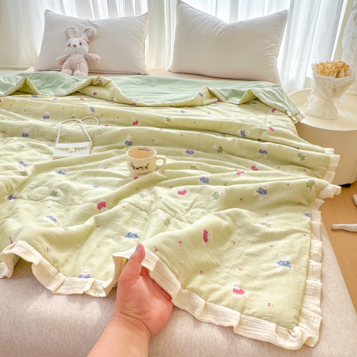 91家纺网 家纺一手货源 找家纺 2026高端法式韩版花边A类母婴级印花全棉双层纱单夏被子清新公主风荷叶边纯棉双层纱夏凉被空调被春秋被 领带小熊