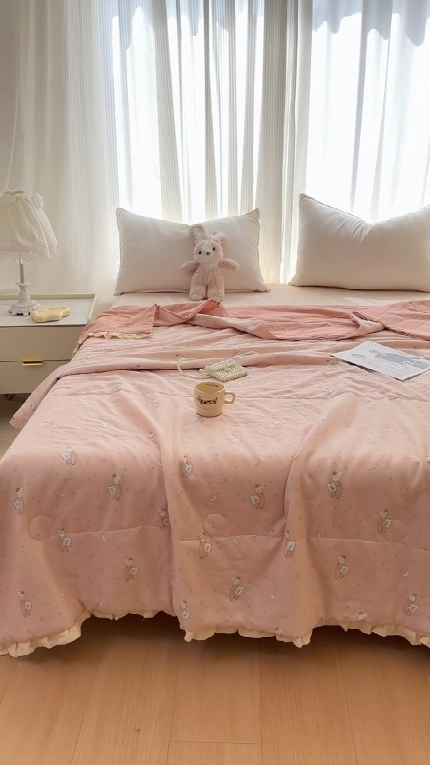 91家纺网 家纺一手货源 找家纺 2026高端法式韩版花边A类母婴级印花全棉双层纱单夏被子清新公主风荷叶边纯棉双层纱夏凉被空调被春秋被 兔兔晚安