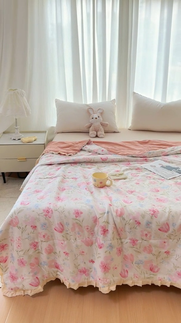 91家纺网 家纺一手货源 找家纺 2026高端法式韩版花边A类母婴级印花全棉双层纱单夏被子清新公主风荷叶边纯棉双层纱夏凉被空调被春秋被 春日颂
