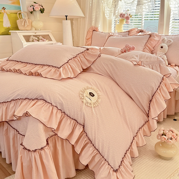 91家纺网 家纺一手货源 找家纺 苏米娜2026春夏新品韩版公主风超柔水洗棉床盖四件套刺绣针织棉双层纱纯棉棉麻全棉公主风床盖款四件套 芬迪-香雪粉  