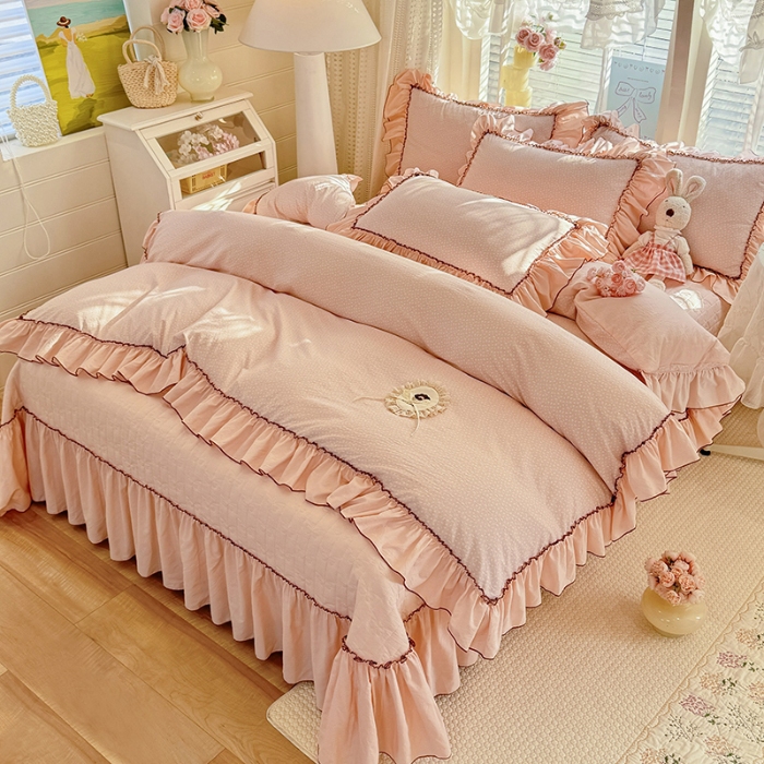 91家纺网 家纺一手货源 找家纺 苏米娜2026春夏新品韩版公主风超柔水洗棉床盖四件套刺绣针织棉双层纱纯棉棉麻全棉公主风床盖款四件套 芬迪-香雪粉  