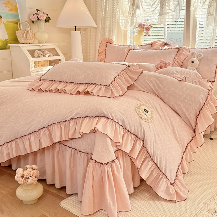 91家纺网 家纺一手货源 找家纺 苏米娜2026春夏新品韩版公主风超柔水洗棉床盖四件套刺绣针织棉双层纱纯棉棉麻全棉公主风床盖款四件套 芬迪-香雪粉  