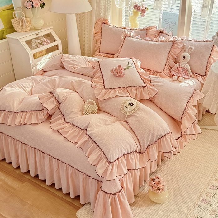 91家纺网 家纺一手货源 找家纺 苏米娜2026春夏新品韩版公主风超柔水洗棉床盖四件套刺绣针织棉双层纱纯棉棉麻全棉公主风床盖款四件套 芬迪-香雪粉  