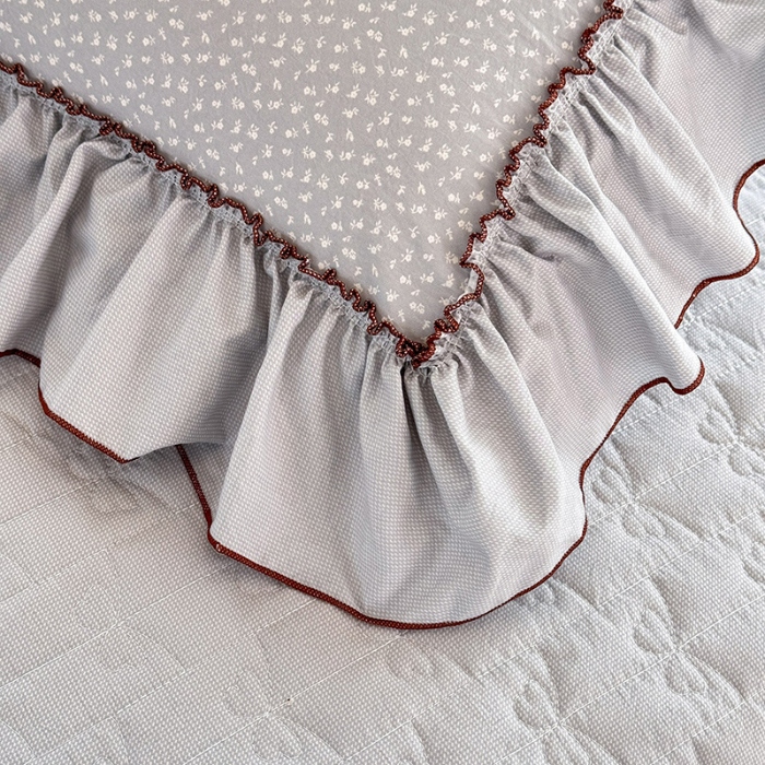 91家纺网 家纺一手货源 找家纺 苏米娜2026春夏新品韩版公主风超柔水洗棉床盖四件套刺绣针织棉双层纱纯棉棉麻全棉公主风床盖款四件套 芬迪-可可灰