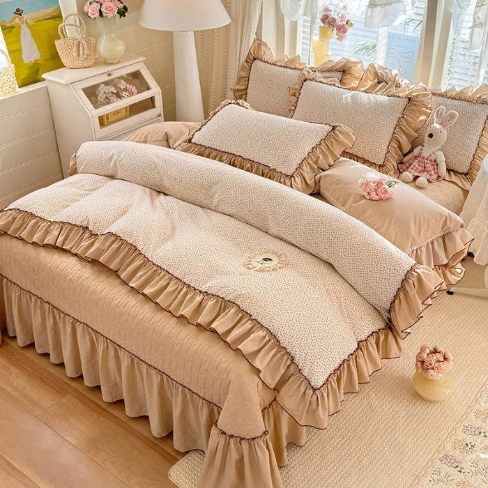 91家纺网 家纺一手货源 找家纺 苏米娜2026春夏新品韩版公主风超柔水洗棉床盖四件套刺绣针织棉双层纱纯棉棉麻全棉公主风床盖款四件套  芬迪-松露咖 