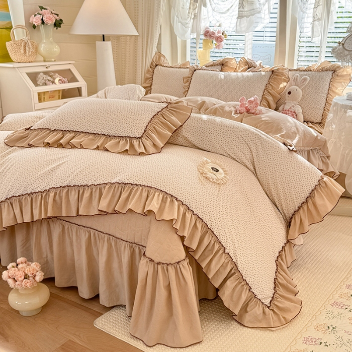 91家纺网 家纺一手货源 找家纺 苏米娜2026春夏新品韩版公主风超柔水洗棉床盖四件套刺绣针织棉双层纱纯棉棉麻全棉公主风床盖款四件套  芬迪-松露咖 