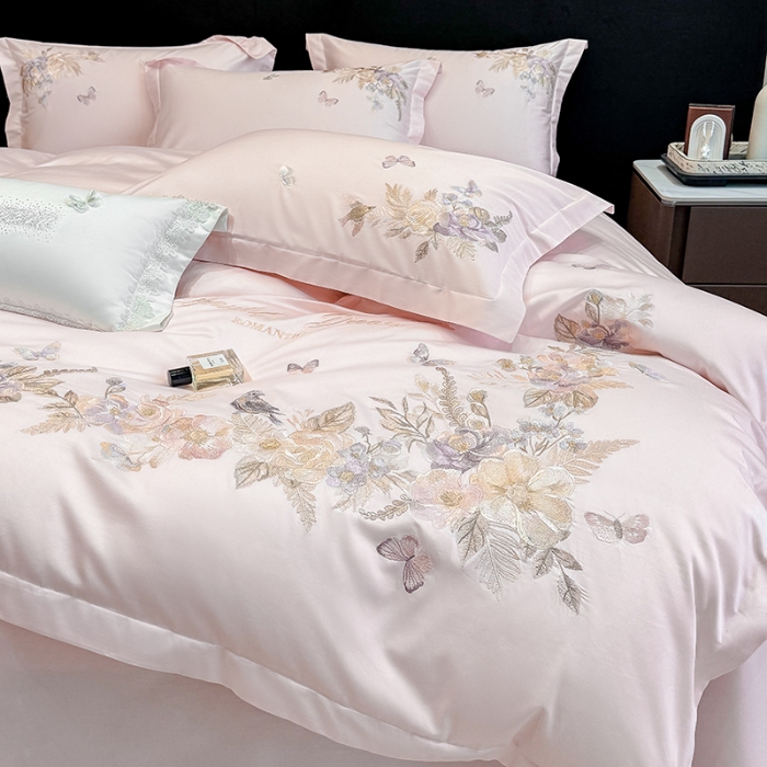 91家纺网 家纺一手货源 找家纺 春夏新品高档礼盒装50*50S贡缎长绒棉刺绣花四件套100%纯棉全棉床单床笠款量大价优 蔷薇粉-花莳-A类长绒棉高级床品