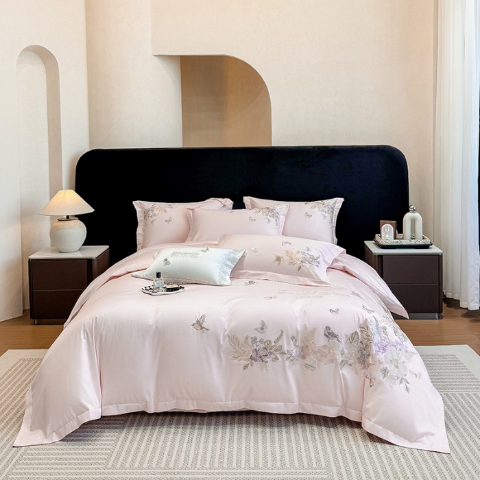 91家纺网 家纺一手货源 找家纺 春夏新品高档礼盒装50*50S贡缎长绒棉刺绣花四件套100%纯棉全棉床单床笠款量大价优 蔷薇粉-花莳-A类长绒棉高级床品