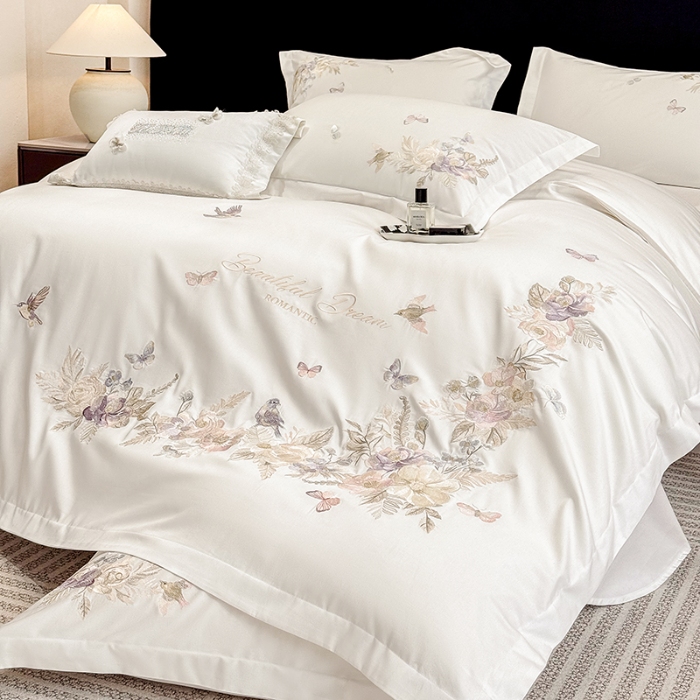 91家纺网 家纺一手货源 找家纺 春夏新品高档礼盒装50*50S贡缎长绒棉刺绣花四件套100%纯棉全棉床单床笠款量大价优 米月白-花莳-A类长绒棉高级床品