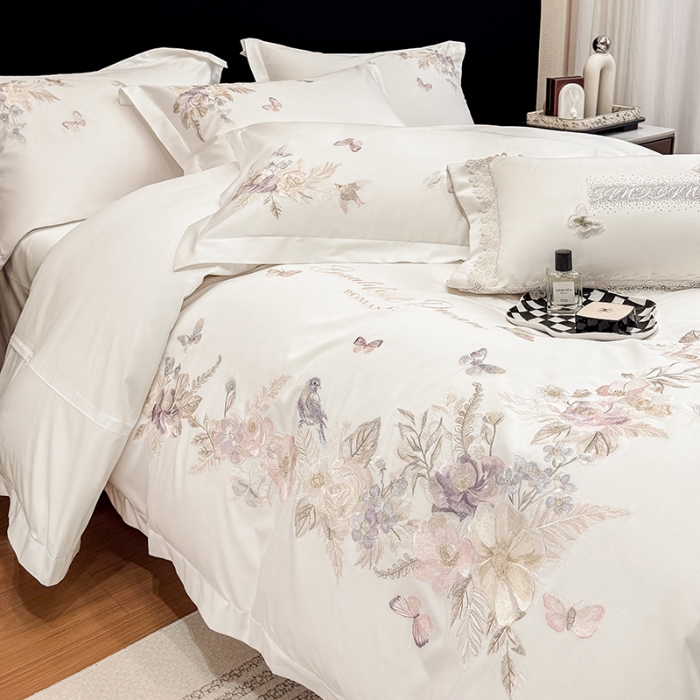 91家纺网 家纺一手货源 找家纺 春夏新品高档礼盒装50*50S贡缎长绒棉刺绣花四件套100%纯棉全棉床单床笠款量大价优 米月白-花莳-A类长绒棉高级床品