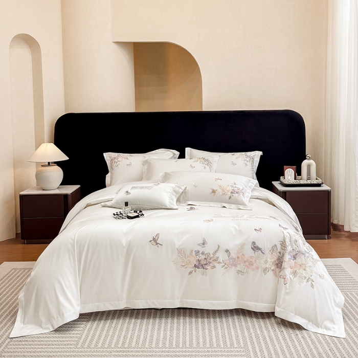 91家纺网 家纺一手货源 找家纺 春夏新品高档礼盒装50*50S贡缎长绒棉刺绣花四件套100%纯棉全棉床单床笠款量大价优 米月白-花莳-A类长绒棉高级床品