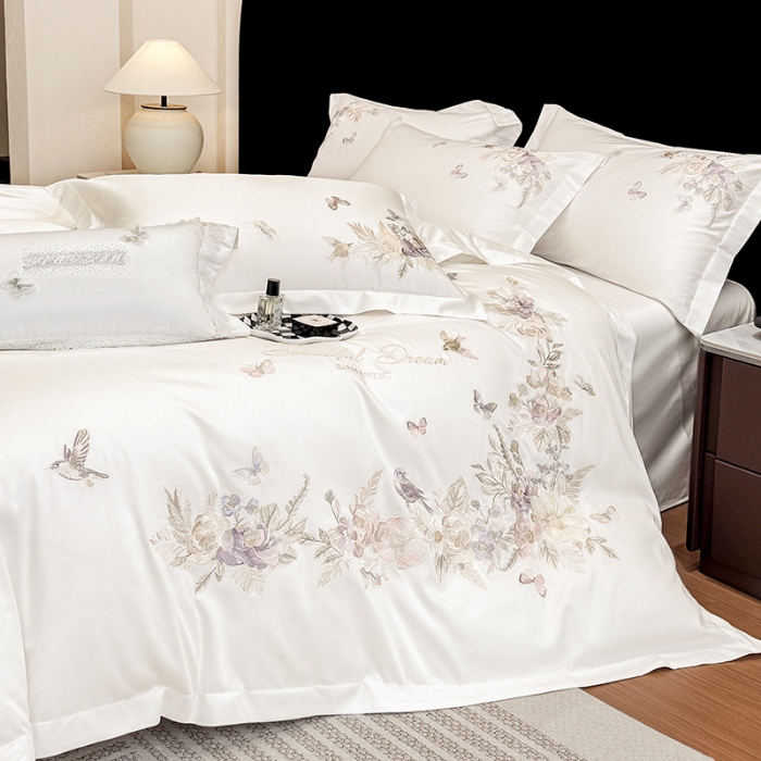 91家纺网 家纺一手货源 找家纺 春夏新品高档礼盒装50*50S贡缎长绒棉刺绣花四件套100%纯棉全棉床单床笠款量大价优 米月白-花莳-A类长绒棉高级床品