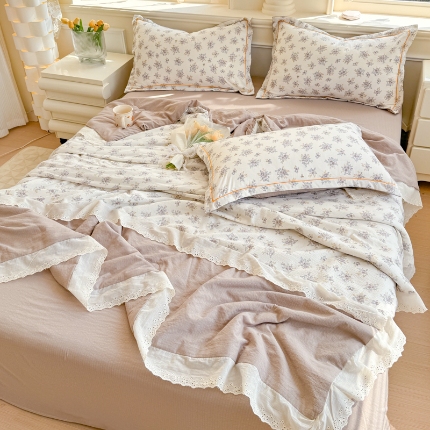 91家纺网 家纺一手货源 找家纺 （总）【苏东来】2026小清新韩版印花蕾丝花边皱皱棉工艺款拼接单夏被四件套韩式赫本碎花仙女荷叶边夏凉被子空调被双人春秋被可水洗