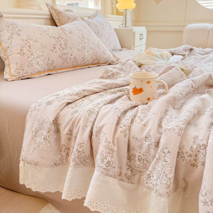 91家纺网 家纺一手货源 找家纺 【苏东来】2026小清新韩版印花蕾丝花边皱皱棉工艺款拼接单夏被四件套韩式赫本碎花仙女荷叶边夏凉被子空调被双人春秋被可水洗 木棉花