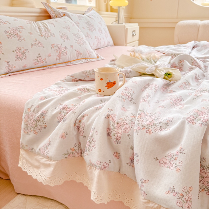 91家纺网 家纺一手货源 找家纺 【苏东来】2026小清新韩版印花蕾丝花边皱皱棉工艺款拼接单夏被四件套韩式赫本碎花仙女荷叶边夏凉被子空调被双人春秋被可水洗 冰莓粉