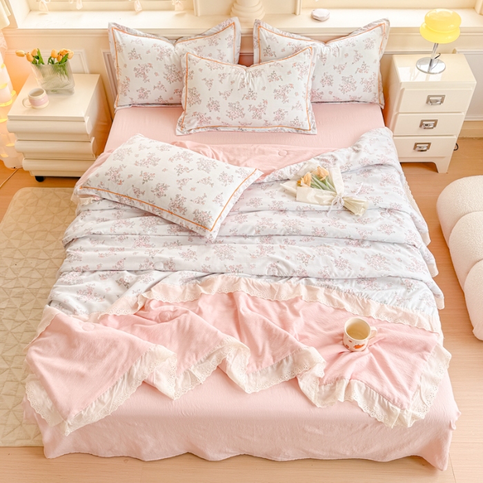 91家纺网 家纺一手货源 找家纺 【苏东来】2026小清新韩版印花蕾丝花边皱皱棉工艺款拼接单夏被四件套韩式赫本碎花仙女荷叶边夏凉被子空调被双人春秋被可水洗 冰莓粉