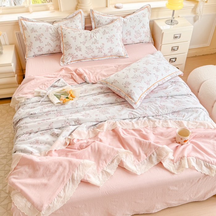 91家纺网 家纺一手货源 找家纺 【苏东来】2026小清新韩版印花蕾丝花边皱皱棉工艺款拼接单夏被四件套韩式赫本碎花仙女荷叶边夏凉被子空调被双人春秋被可水洗 冰莓粉