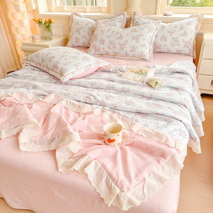 91家纺网 家纺一手货源 找家纺 【苏东来】2026小清新韩版印花蕾丝花边皱皱棉工艺款拼接单夏被四件套韩式赫本碎花仙女荷叶边夏凉被子空调被双人春秋被可水洗 冰莓粉