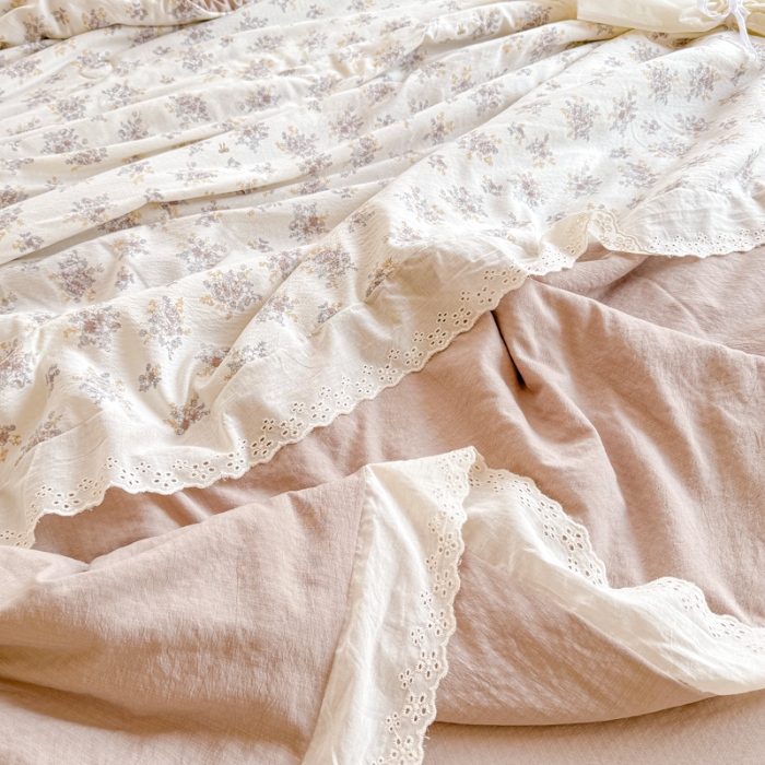 91家纺网 家纺一手货源 找家纺 【苏东来】2026小清新韩版印花蕾丝花边皱皱棉工艺款拼接单夏被四件套韩式赫本碎花仙女荷叶边夏凉被子空调被双人春秋被可水洗 花盏 