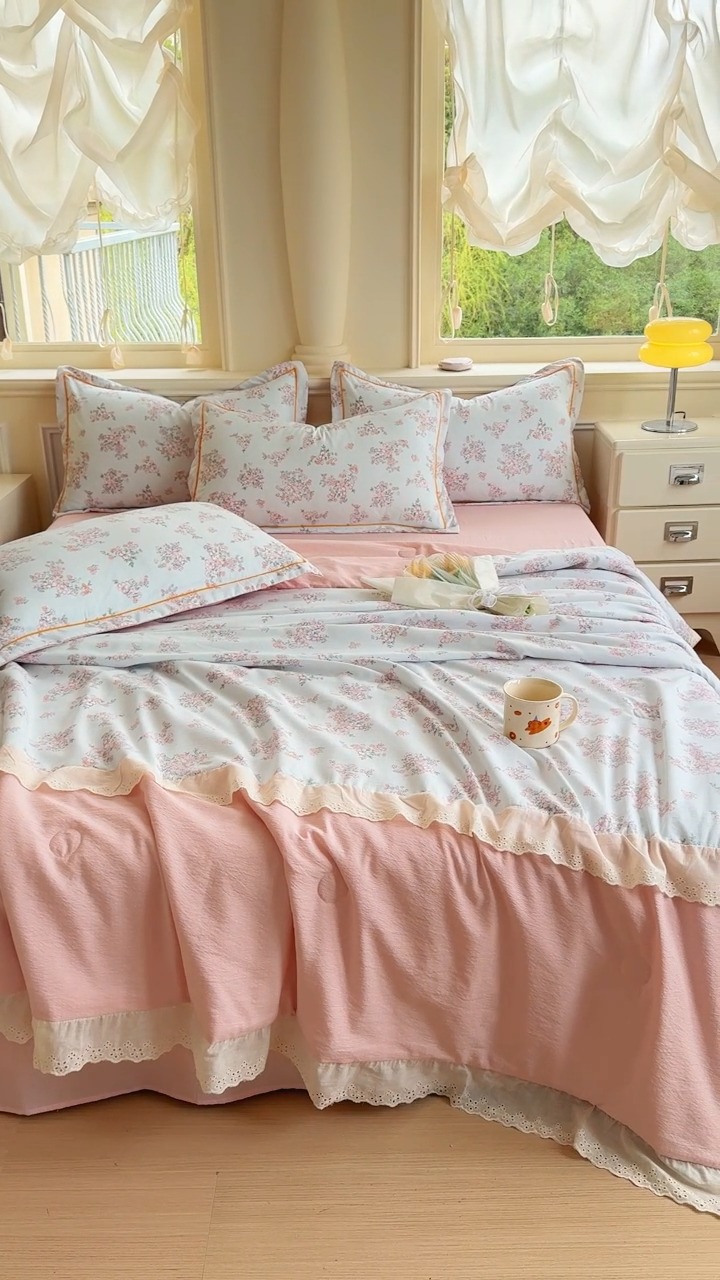 91家纺网 家纺一手货源 找家纺 【苏东来】2026小清新韩版印花蕾丝花边皱皱棉工艺款拼接单夏被四件套韩式赫本碎花仙女荷叶边夏凉被子空调被双人春秋被可水洗 冰莓粉