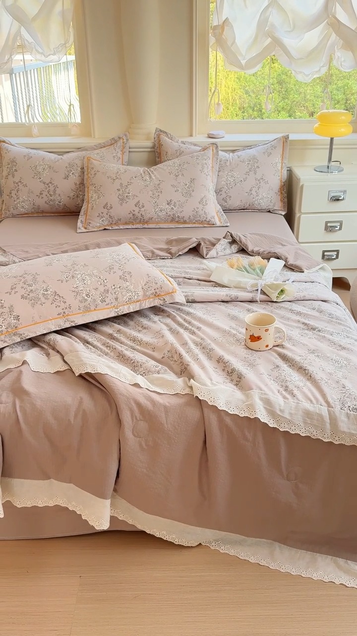 91家纺网 家纺一手货源 找家纺 【苏东来】2026小清新韩版印花蕾丝花边皱皱棉工艺款拼接单夏被四件套韩式赫本碎花仙女荷叶边夏凉被子空调被双人春秋被可水洗 木棉花