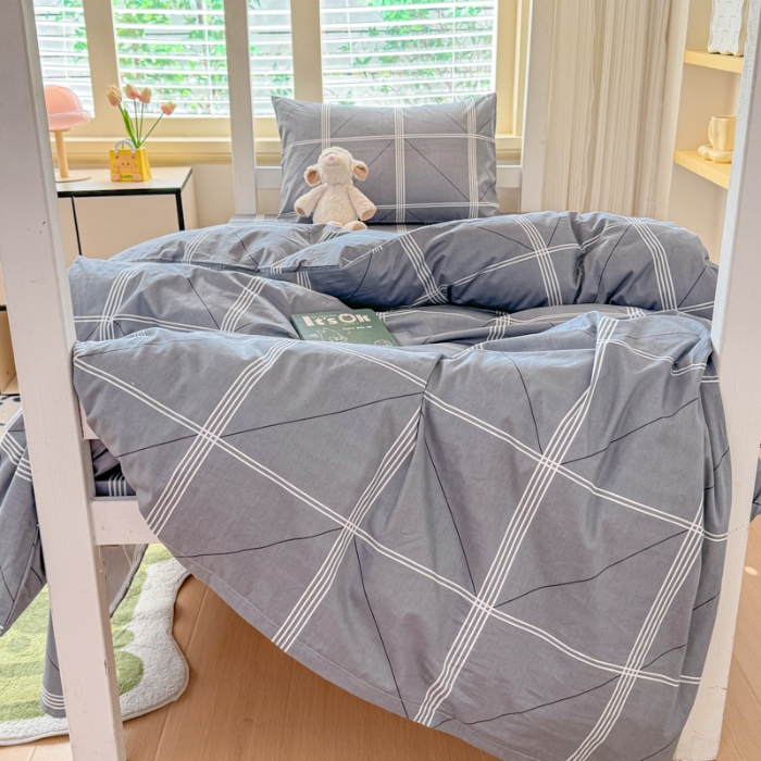 91家纺网 家纺一手货源 找家纺 【疆东】2026简约13372纯棉全棉学生三件套学生季宿舍上下铺全棉纯棉格子印花三件套件单品被套床单 快时尚