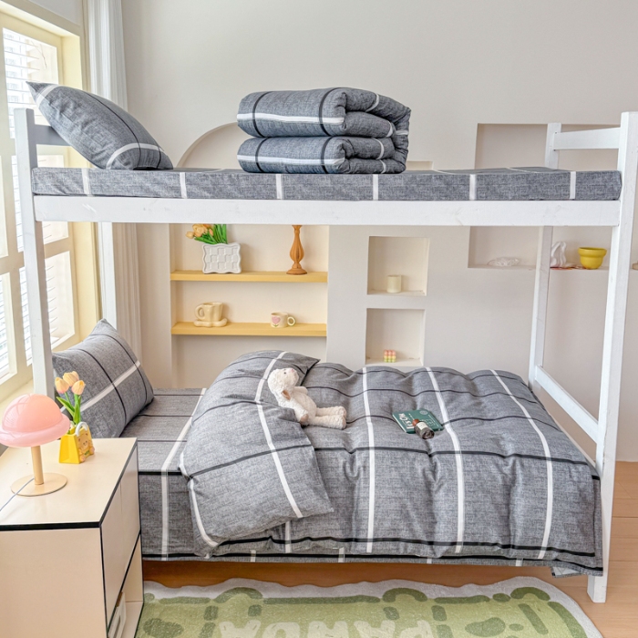 91家纺网 家纺一手货源 找家纺 【疆东】2026简约13372纯棉全棉学生三件套学生季宿舍上下铺全棉纯棉格子印花三件套件单品被套床单 摩登