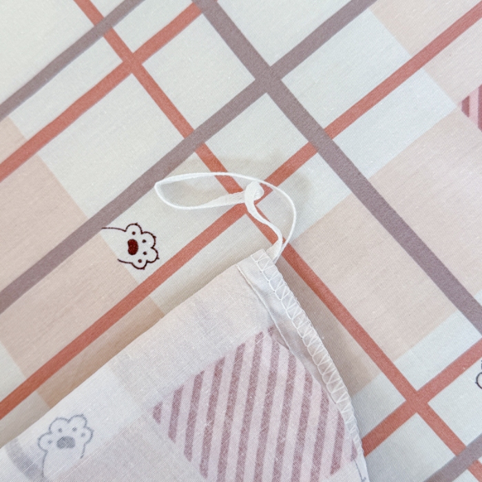 91家纺网 家纺一手货源 找家纺 【疆东】2026简约13372纯棉全棉学生三件套学生季宿舍上下铺全棉纯棉格子印花三件套件单品被套床单 格小猫