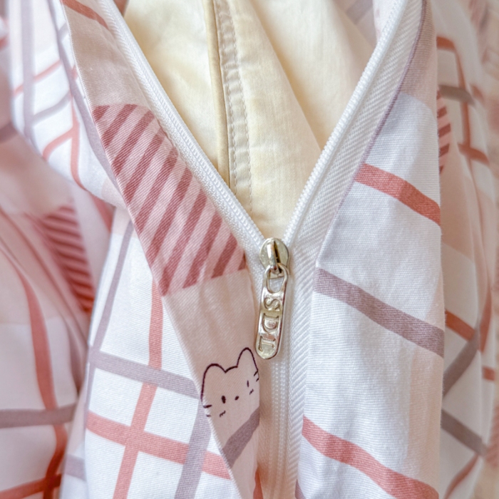 91家纺网 家纺一手货源 找家纺 【疆东】2026简约13372纯棉全棉学生三件套学生季宿舍上下铺全棉纯棉格子印花三件套件单品被套床单 格小猫