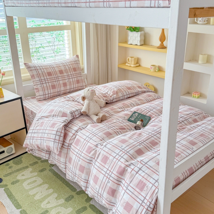 91家纺网 家纺一手货源 找家纺 【疆东】2026简约13372纯棉全棉学生三件套学生季宿舍上下铺全棉纯棉格子印花三件套件单品被套床单 格小猫