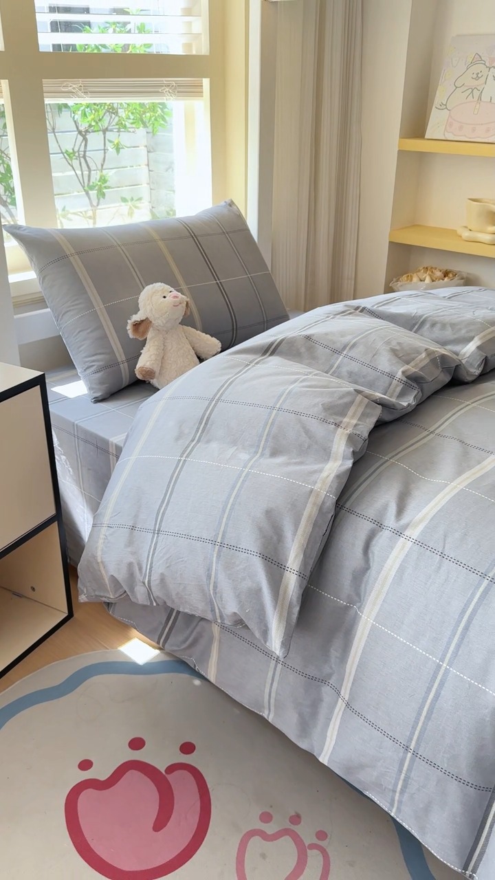 91家纺网 家纺一手货源 找家纺 【疆东】2026简约13372纯棉全棉学生三件套学生季宿舍上下铺全棉纯棉格子印花三件套件单品被套床单 幻影灰