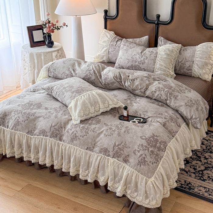 91家纺网 家纺一手货源 找家纺 漫布云2026春夏新款法式复古双层花边大蕾丝水洗棉亚麻床盖款四件套全棉纯棉印花小碎花四件套 巴洛克灰  