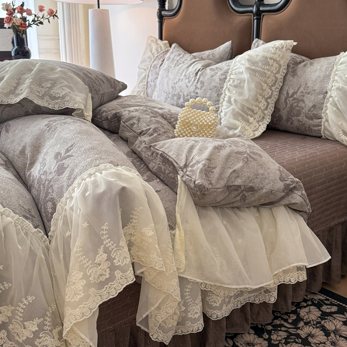 91家纺网 家纺一手货源 找家纺 漫布云2026春夏新款法式复古双层花边大蕾丝水洗棉亚麻床盖款四件套全棉纯棉印花小碎花四件套 巴洛克灰  
