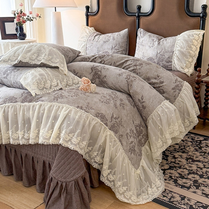 91家纺网 家纺一手货源 找家纺 漫布云2026春夏新款法式复古双层花边大蕾丝水洗棉亚麻床盖款四件套全棉纯棉印花小碎花四件套 巴洛克灰  