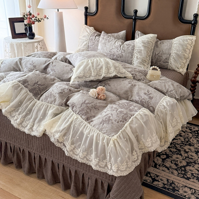 91家纺网 家纺一手货源 找家纺 漫布云2026春夏新款法式复古双层花边大蕾丝水洗棉亚麻床盖款四件套全棉纯棉印花小碎花四件套 巴洛克灰  