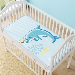 91家纺网 家纺一手货源 找家纺 2026款A类数码印花大版1100D水光冰丝凉席婴儿儿童新生小宝宝床幼儿园床拼接床冰丝席可机洗空调席,呆萌恐龙,海豚奇遇,精灵小兔,满天星辰,萌宝小火车,萌象木马,蘑菇城堡,动物乐园,星际漫游,月亮熊