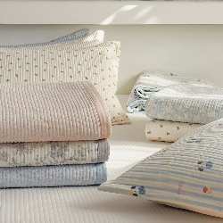 91家纺网 家纺一手货源 找家纺 （总）双层纱床盖三件套 新款全棉纯棉花边防滑夹棉床单单件四季通用,绿茵熊,泡芙小花,安雅粉,蓝草莓,夏栀,花枝兔子,顽皮熊,曼陀罗,茶花蓝,蔓莎-蓝,蔓莎-粉,小柴犬