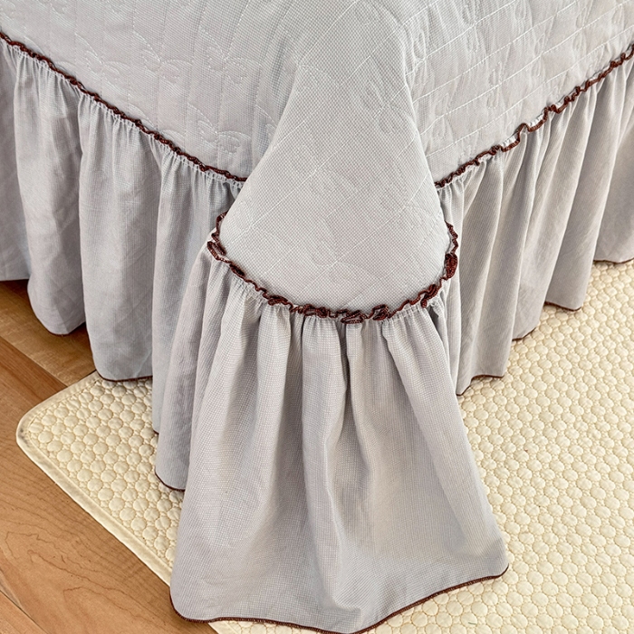 91家纺网 家纺一手货源 找家纺 漫布云2026春夏新品韩版公主风超柔水洗棉床盖四件套刺绣针织棉双层纱纯棉棉麻全棉公主风床盖款四件套 芬迪-可可灰