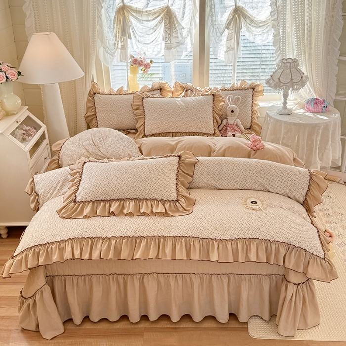 91家纺网 家纺一手货源 找家纺 漫布云2026春夏新品韩版公主风超柔水洗棉床盖四件套刺绣针织棉双层纱纯棉棉麻全棉公主风床盖款四件套  芬迪-松露咖 