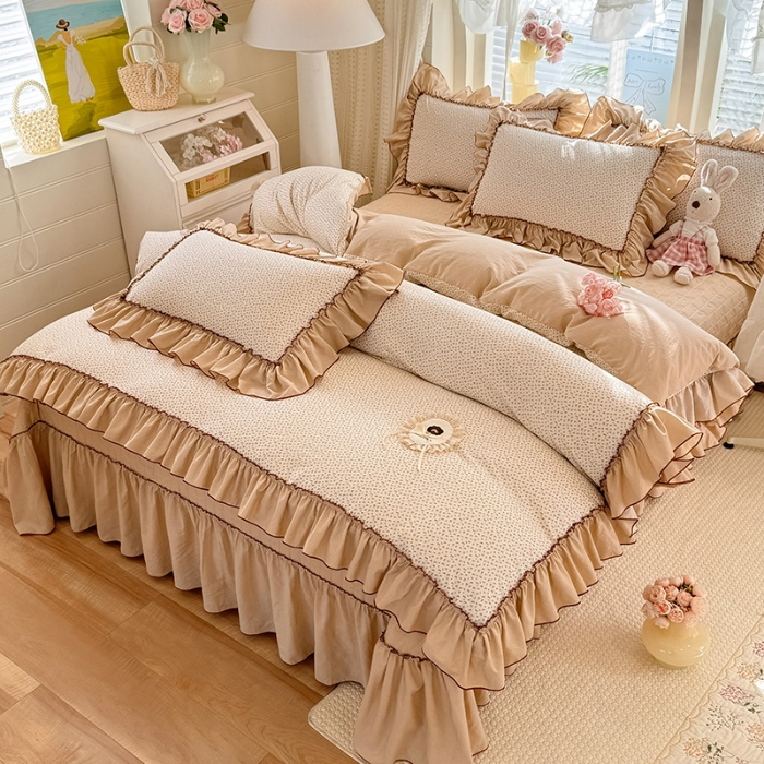 91家纺网 家纺一手货源 找家纺 漫布云2026春夏新品韩版公主风超柔水洗棉床盖四件套刺绣针织棉双层纱纯棉棉麻全棉公主风床盖款四件套  芬迪-松露咖 